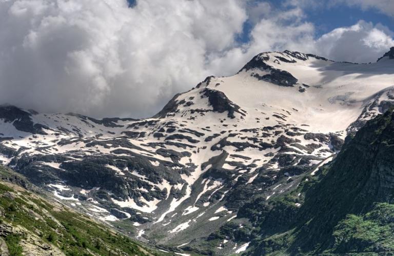 Monte Moro-Pass - Links: Der Monte Moro-Pass mit einer Höhe von 2853 m. Über dem Pass verläuft die Landesgrenze zwischen der Schweiz und Italien. Rechts: Der Schwarzberggletscher.