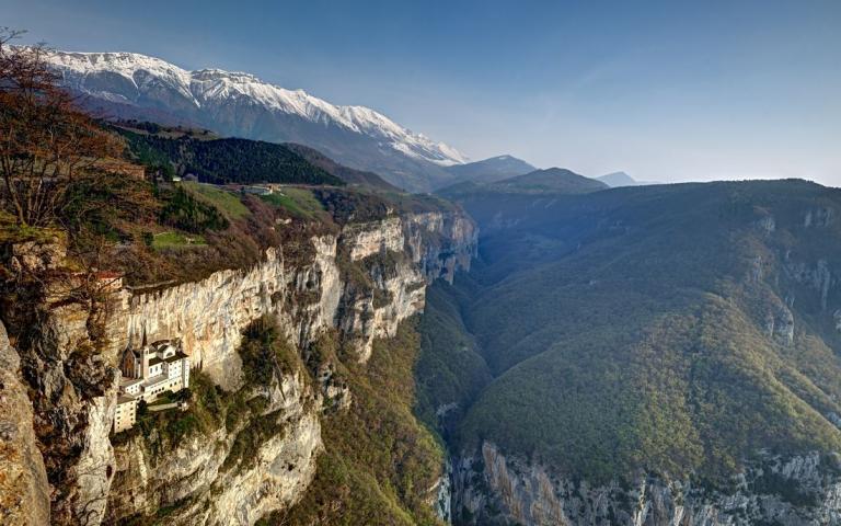 Ostseite des Monte Baldo mit dem Wallfahrtsort  Madonna della Corona bei Spiazzi