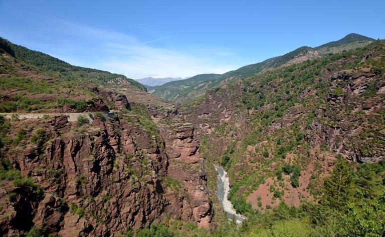 Der Fluss Var hat die spektakuläre Schlucht Gorges de Daluis geschaffen. Die sechs Kilometer lange Schlucht verläuft zwischen Guillaumes und Daluis.